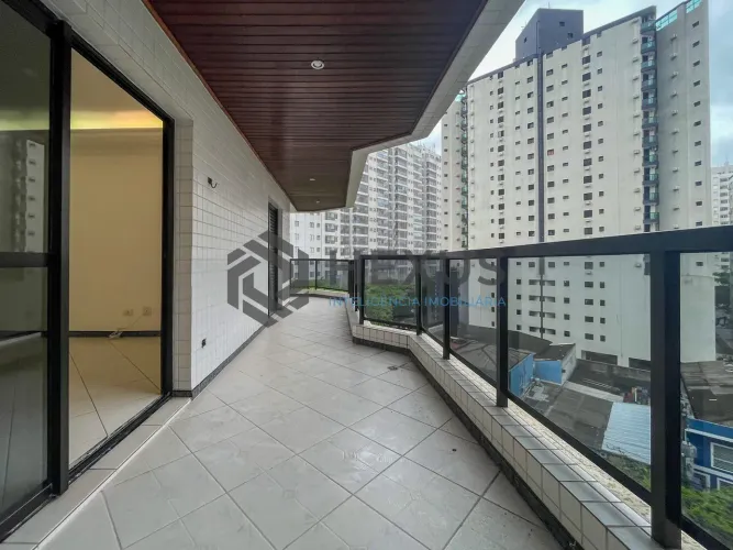 Apartamento com varanda gourmet e lazer a duas quadras da Praia das Pitangueiras, Guaruja