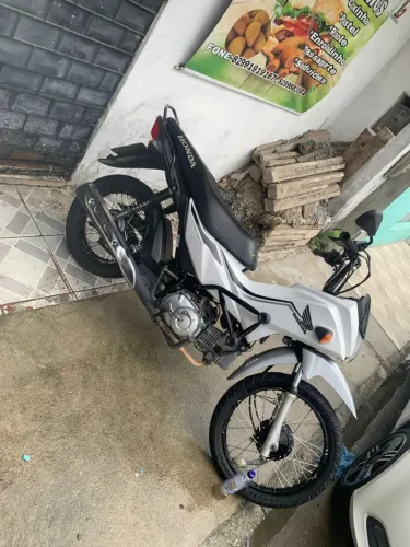 Vendo pop110 toda revisada peneus novos 3 dias de uso pronta pra transferir