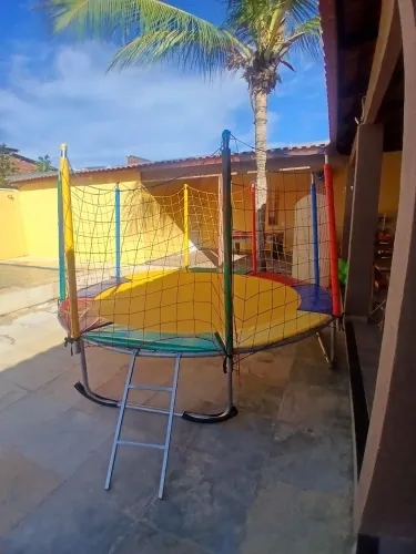 Vendo kit completo de brinquedos: PULA PULA, CASINHA DE BOLINHA , GANGORRA E CAVALINHO .