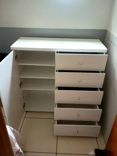 Cômoda Branca em MDF Reforçado - 5 Gavetas e 1 Porta - Excelente Estado