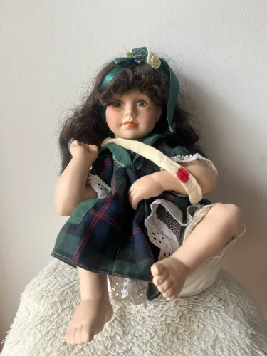 Boneca de Porcelana Escocesa - Vestido Tartan Verde - Colecionável