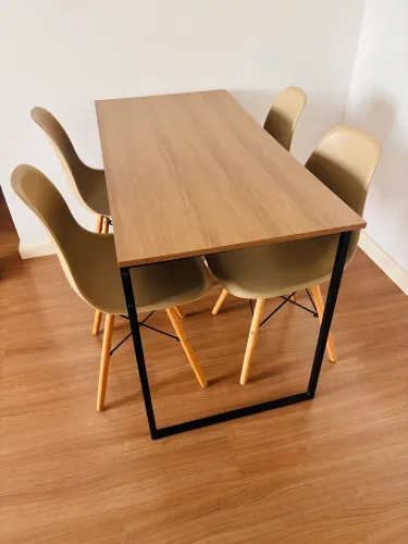 Mesa com 4 cadeiras