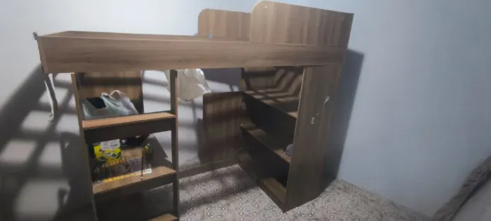 Duas camas com cômoda e mesa de estudo