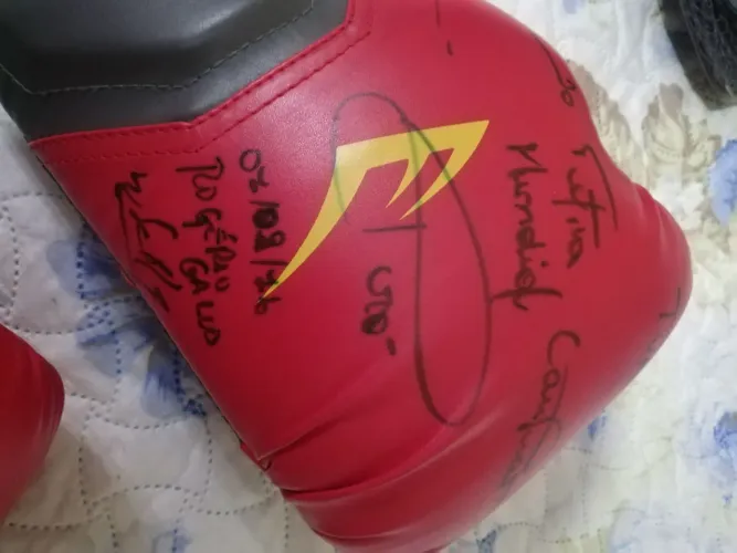Luvas de box novas autografadas pelo Popó no lançamento do filme 