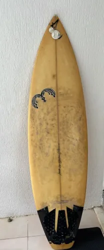 Prancha de Surf 6'4" Usada (Com Quilhas e Anti-derrapante)
