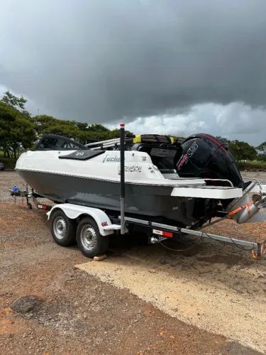 Lancha Focke 212 muito nova 28h de uso 