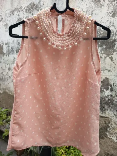 blusa rosa poá com gola de pérolas e renda - tam. m