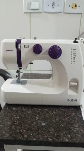 Máquina de costura Elgin pratika
