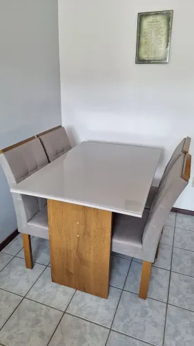 Mesa com 4 cadeiras 