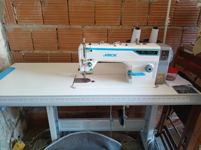 Máquina de costura Jack f6