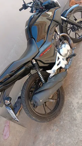 Moto financiada 8 mil de entrada e assumir prestação.