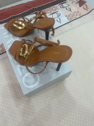 Sandália Arezzo nova salto fino