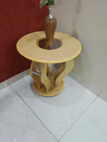 Mesa de canto elegante de madeira
