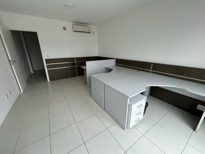 Alugo sala comercial com garagem no centro de Itajaí 