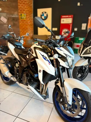 SUZUKI GSX 750