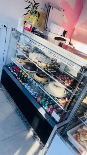 Vende-se vitrine de doces e de salgado nova 6 meses de uso