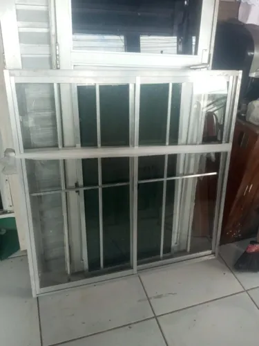 Janela de vidro com grade 1m. Negociável!