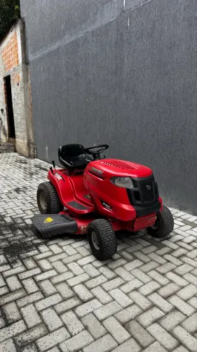 Trator cortador de grama