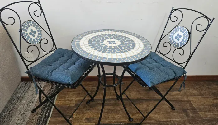 Linda mesa de jardim com tampo cerâmica e 2 cadeiras