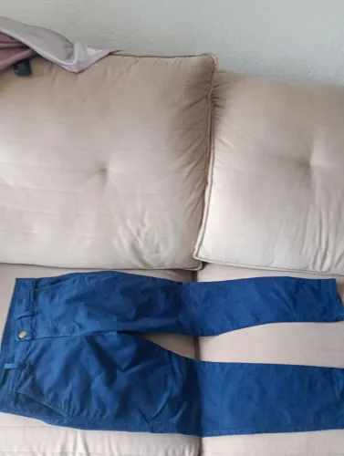 Calça sarja azul marinho bolso embutido bolso faca