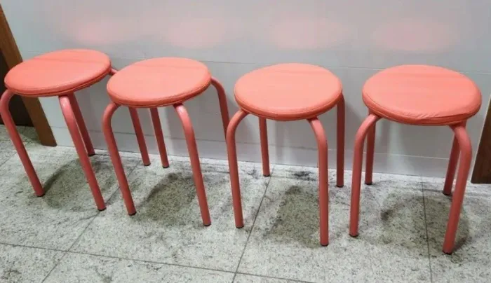 Quatro banquetas tok stok por 180,00