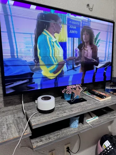 TV com rack de parede 