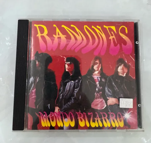 CD do álbum "Mondo Bizarro" da banda punk rock Ramones