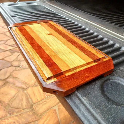 Tábua de corte artesanal madeira com pezinhos de silicone