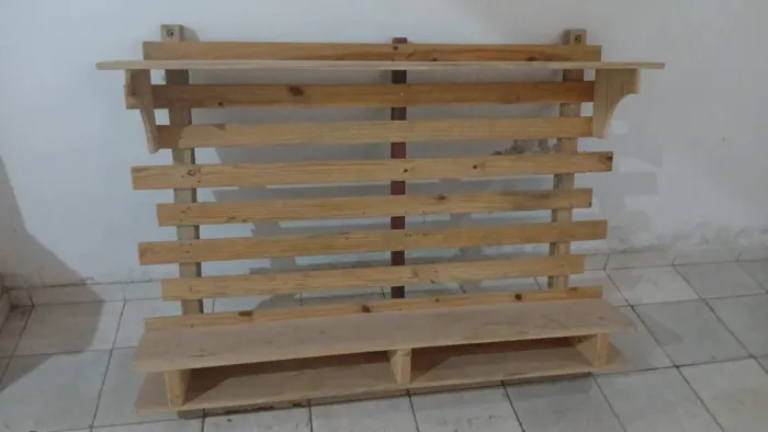 Painel Rústico Multifuncional em Madeira Pinos - TV, Decoração ou Jardim Vertical
