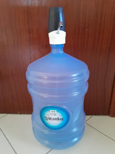 Galão de água + bomba elétrica