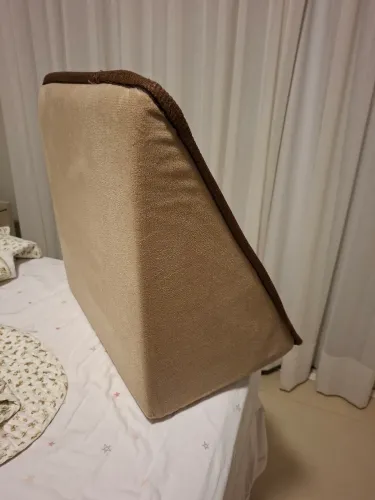 Almofada para encosto de costas e pernas.