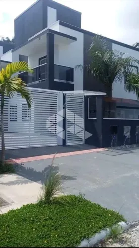 CASA SOBRADO EM CONDOMÍNIO À VENDA EM CANASVIEIRAS - REGIÃO NORTE DA ILHA
