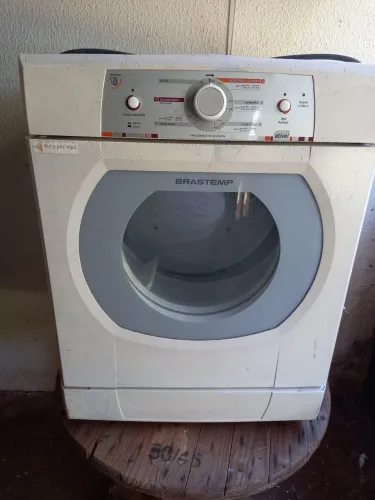 Vendo uma cecadoura de roupas com defeito pra retirada de pessoas