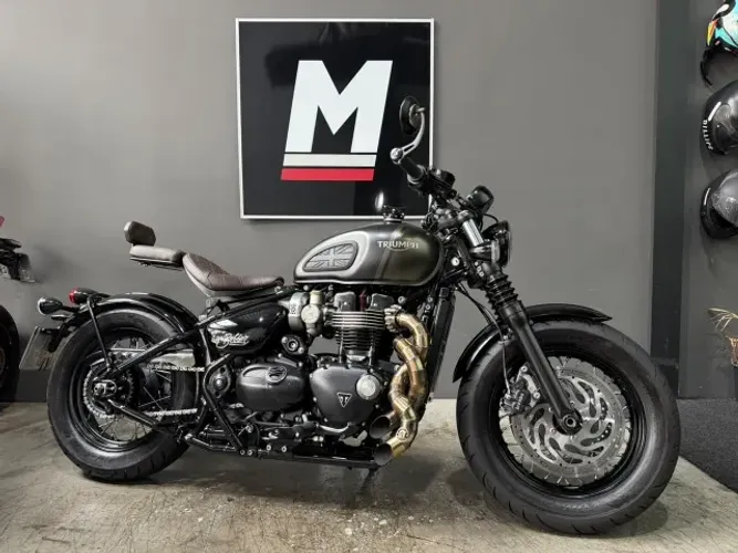 TRIUMPH BONNEVILLE BOBBER 1200 2023 6.000km - Moto impecável - Baixa km - Acessórios