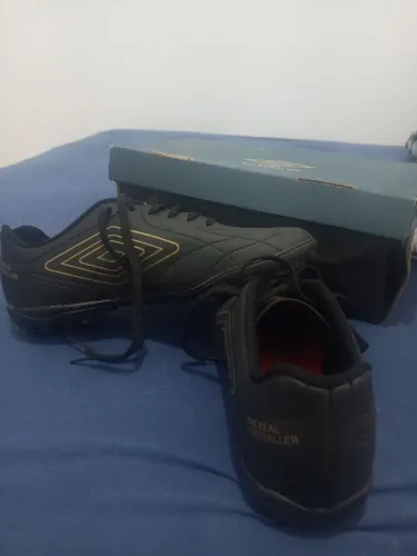 Chuteira society umbro N:40