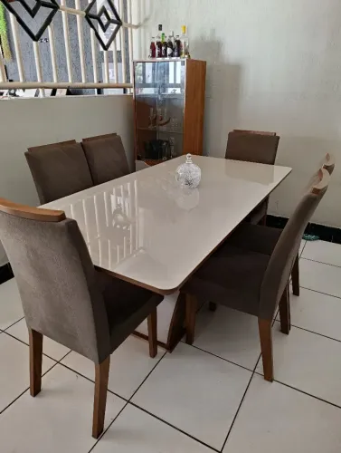 Mesa laqueada com tampo de vidro e 6 cadeiras