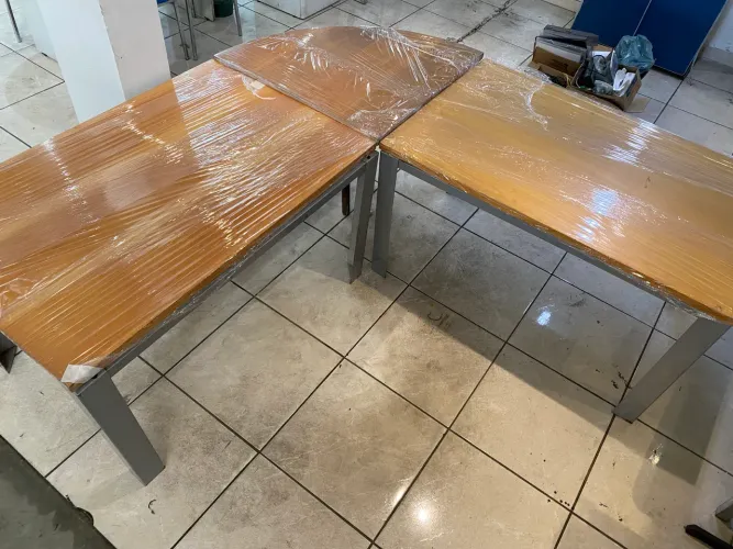 Mesa escritório madeira canto, pode ser usada outras formas!