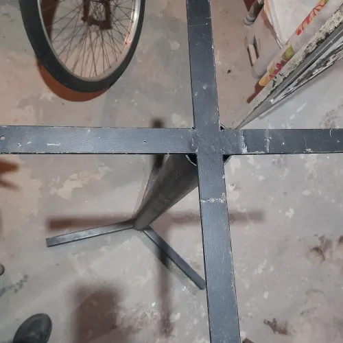 Base de mesa em metal 
