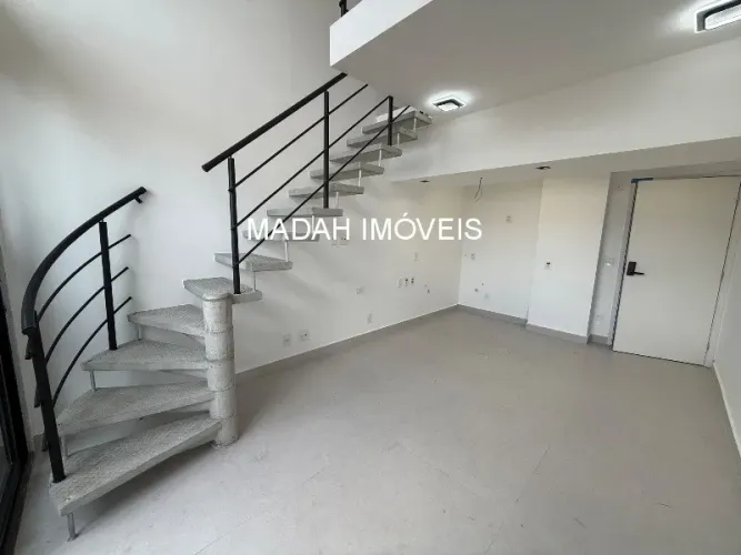 Em busca de um apartamento duplex para alugar na descolada Vila Madalena? Este imóvel é a