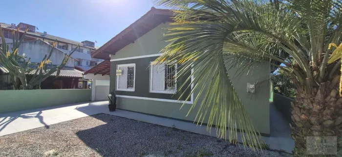 Casa com 04 dormitórios nos Ingleses