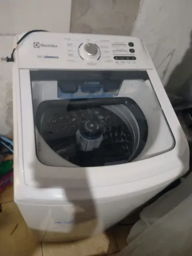 Máquina de lavar semi nova a venda.