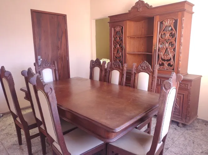 Armário, mesa e cadeiras 