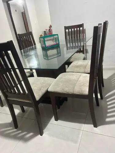 Mesa de jantar 6 cadeiras. De madeira com tampo de vidro 