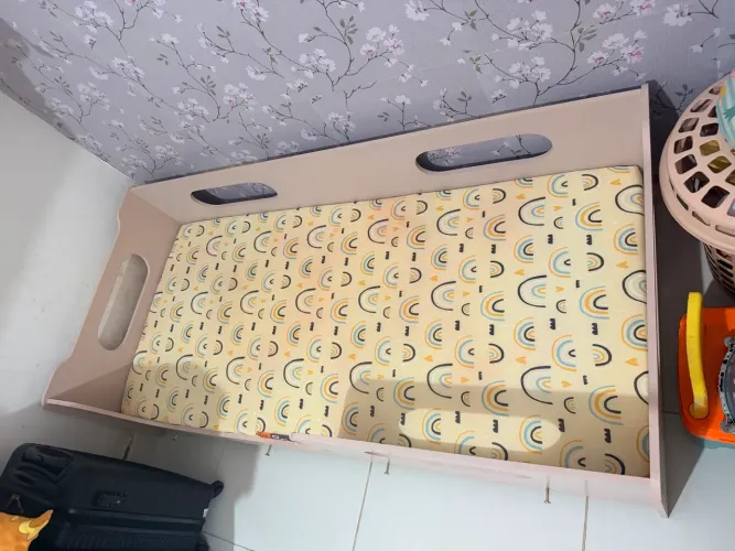 Cama montessoriana infantil solteira com rosa com proteção segura e colchão