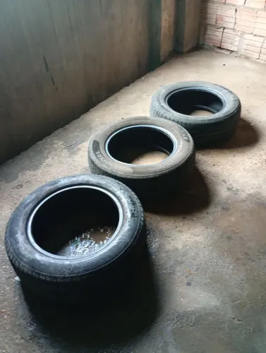 Vendde- se três pneus 195/65/15, em boas condições de uso.