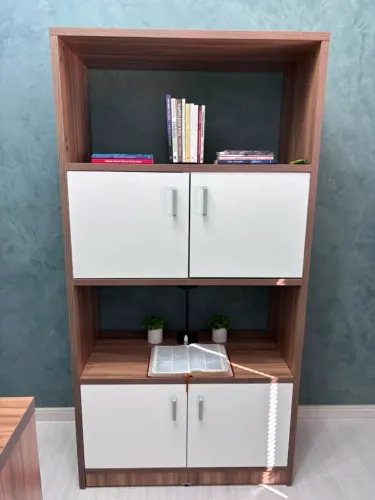 Mesa em L e armário para escritório