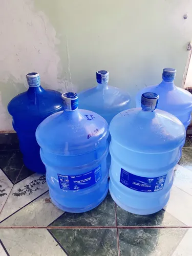 Boa tarde vendo 5 garrafões de água completo validade 2028 valor: 130$