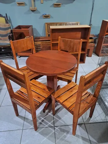 Conjunto de mesa e 4 cadeiras de madeira 