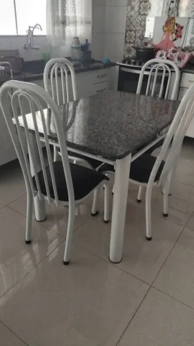 Jogo de mesa com 04 cadeiras bem conservada