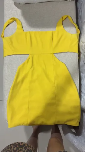 Vestido decotado nas costas